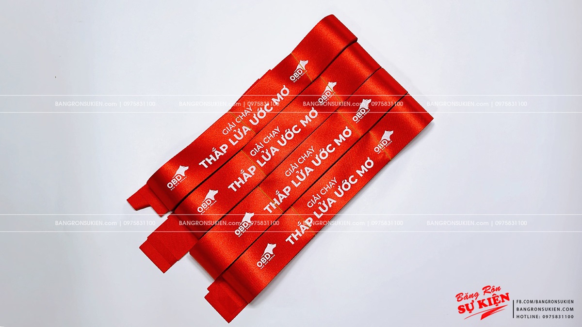 băng rôn màu đỏ cổ vũ